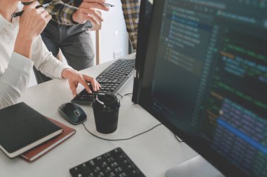 Ofis Yazılım Geliştirme Şirketi 'nde masaüstü bilgisayar programlama kod teknolojileri veya web sitesi tasarımı üzerinde çalışan dalgın bir programcı
