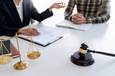 İş adamları ve avukatlar masada oturan sözleşme belgelerini tartışıyorlar. Hukuk danışmanlık hizmetleri kavramları.