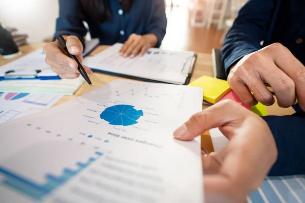 Business People Talking Discusión con compañeros de trabajo planificación análisis de gráficos y gráficos de datos de documentos financieros en Meeting y trabajo en equipo con éxito Concepto — Foto de Stock