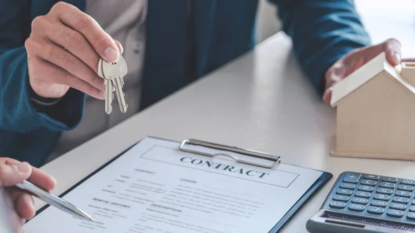 Verkoop vertegenwoordiger aanbod huis koopcontract om een huis of appartement te kopen of bespreken van leningen en rentetarieven — Stockfoto