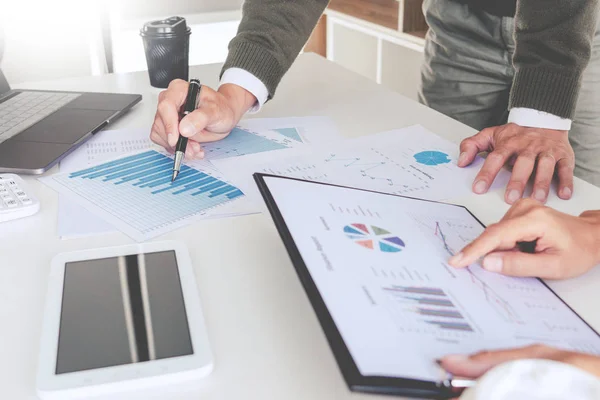 Unternehmer Crew und seine jungen Partner diskutieren Ideen über Start-up-Projekt Arbeitsplan auf der Konferenz. — Stockfoto