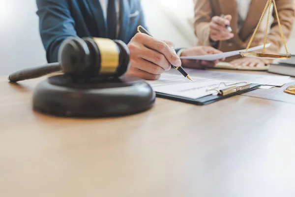 Advokat stämningsansökan notarie samråd eller diskutera förhandling ben — Stockfoto
