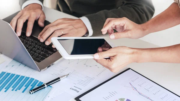 Working together on project, Two young business colleagues worki — Stock Photo, Image