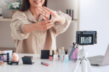 Güzel Asyalı kadın profesyonel güzellik vlog 'u ya da blogger presen