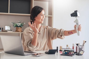 Güzel Asyalı kadın profesyonel güzellik vlog 'u ya da blogger presen