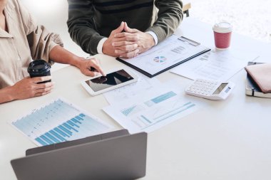 İş adamı tayfası ve genç ortağı fikirleri tartışıyor. 