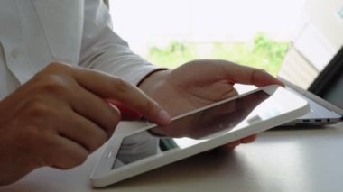 4k iş adamı el ele tutuşması videosu ekrandaki dijital cep telefonuna dokunuyor, yakın plan görüntüsü.