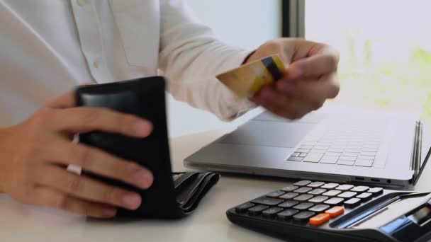 4K个人手持信用卡 在总部使用笔记本电脑 付款和网上购物的视频 — 图库视频影像