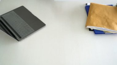 İşadamı 'nın istifa mektubunu imzalarken 4K videosu patronuna göndermeden önce istifa ettim, istifa etme kararı konsepti.