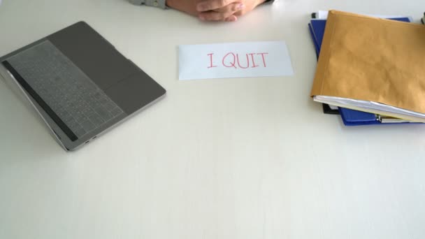 Видео Котором Бизнесмен Подписывает Заявление Отставке Офисе Пишет Quit Letter — стоковое видео
