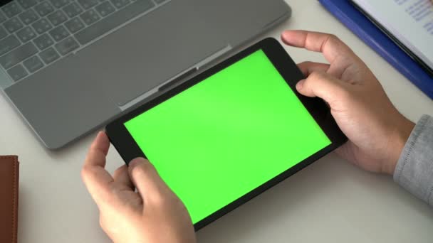 4K个商人手持平板电脑在办公室绿色桌面上的视频 — 图库视频影像