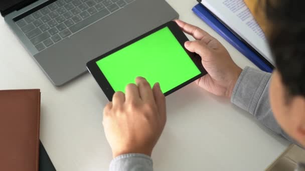 Video Van Mockup Van Zakenman Hand Met Een Tablet Groen — Stockvideo