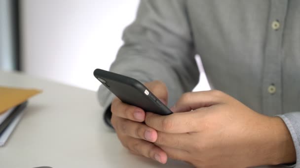 Video Los Hombres Negocios Bolsillo Prensas Que Tocan Pantalla Digital — Vídeo de stock