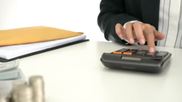 Video Von Geschäftsmann Hand Mit Taschenrechner Berechnung Finanzieller Kosten Home — Stockvideo