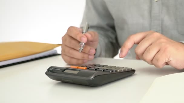 Vídeo Mão Homem Negócios Usando Calculadora Calculando Custo Despesa Financeira — Vídeo de Stock