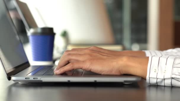 Vídeo Mãos Homens Que Digitam Teclado Laptop Sentado Mesa Trabalhando — Vídeo de Stock
