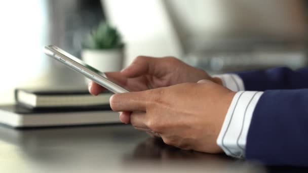 Vídeo Homem Negócios Mão Segurando Prensas Tocando Tela Smartphone Móvel — Vídeo de Stock