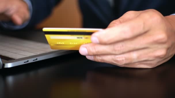 Vídeo Mãos Com Cartão Crédito Usando Laptop Escritório Casa Pagamento — Vídeo de Stock