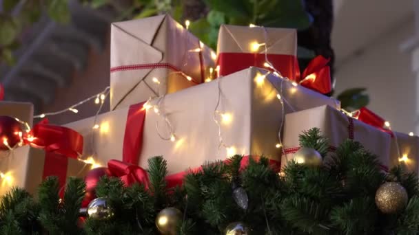 Noel Arkaplanlı Video Süslemeleri Büyük Kırmızı Fiyonklu Bir Sürü Hediye — Stok video