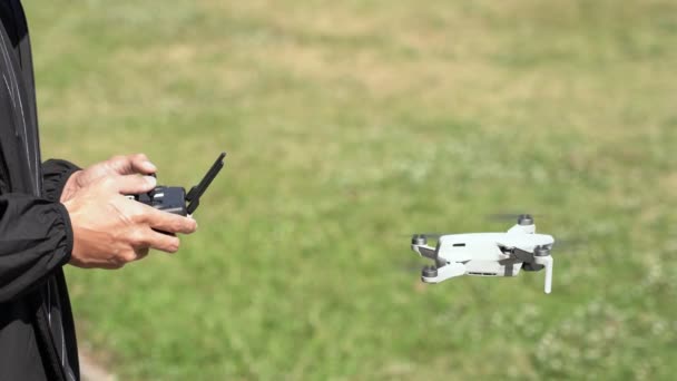 Video Man Pilot Operando Drone Con Mando Distancia Electronics Technology — Vídeos de Stock