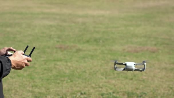 4K视频 人类飞行员驾驶遥控无人机 电子技术创新航空建模好玩休闲概念 — 图库视频影像