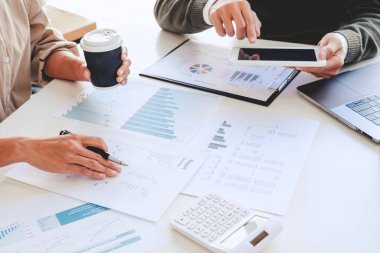 İş adamı tayfası ve genç ortağı fikirleri tartışıyor. 