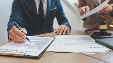 Dava ve adalet kavramı, avukatın hukuk firmasında ortağıyla çalışması. Mahkeme salonunda yasal danışmanlık tartışması davalı cezalandırma yasası.