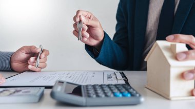 Emlakçılar, emlak konsepti almak, satın almak veya satmak için gelen müşterilere belgeleri açıklar.