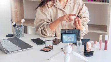 Makyaj Güzeli moda blogcusu, sosyal medya konsepti üzerindeki kozmetik ürünlerini sunan video kaydı yapıyor