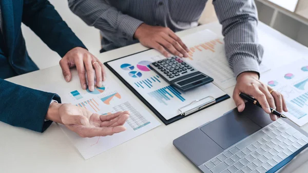 Dos alegres colegas emprendedores sonriendo mientras discuten o hablan sobre las ideas del nuevo proyecto de trabajo — Foto de Stock