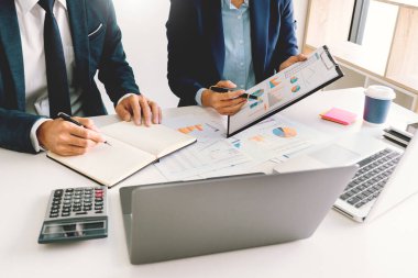 Yönetici, yeni girişimciye tavsiyelerde bulunuyor ve ofislerindeki modern yeni iş planıyla görüşüyor