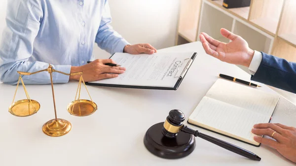 Ο νομικός σύμβουλος παρουσιάζει στον πελάτη που διαπραγματεύεται σύμβαση Σοβαρές διαβουλεύσεις, Έννοιες Νόμου και Νομικών Υπηρεσιών. — Φωτογραφία Αρχείου