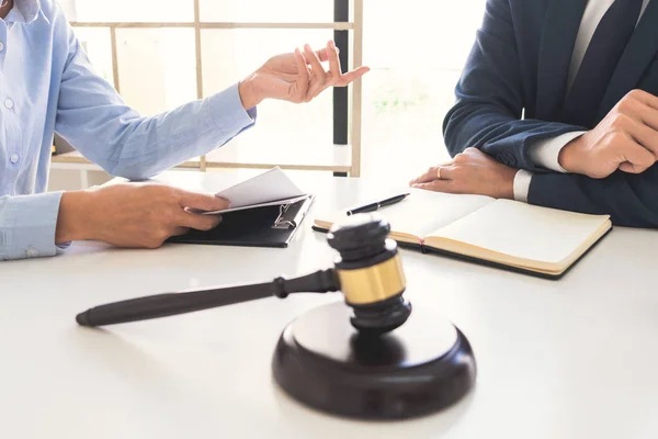 Legal counsel presents to the client negotiating a contract Serious consultations, Concepts of Law and Legal services. — Stock Photo, Image