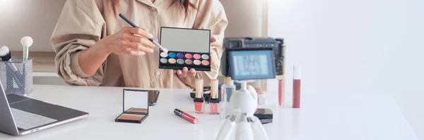 Make-up Beauty mode blogger opname video presenteren cosmetica thuis influencer op social media concept — Stockfoto