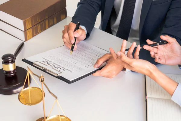 Mężczyzna adwokat lub sędzia skonsultować się z klientem sprawdzić dokumenty umowy polecić wnioski prawne, Pojęcie usług prawniczych. — Zdjęcie stockowe