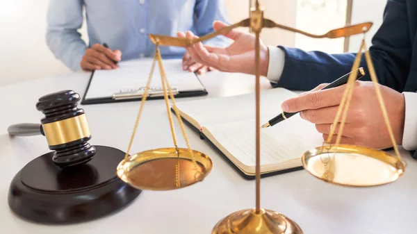 Männlich Rechtsanwalt oder Richter beraten mit Client-Check-Vertrag Papiere empfehlen Gesetzesvorschläge, Rechtsdienstleistungskonzept. — Stockfoto