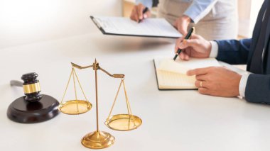 Hukuk müşaviri, sözleşmenin ciddi istişareleri, hukuk kavramları ve hukuki hizmetler görüşmelerini müvekkiline sunar..