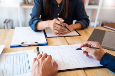 kadın öğrenmek ve öğretmek öğretmen sınıf oda bir masada oturan yardım kavramı eğitim