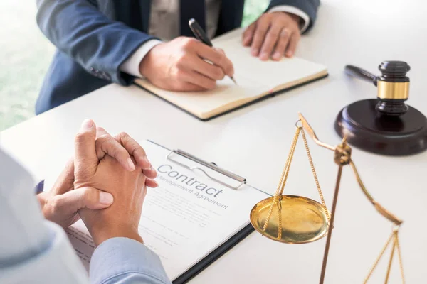 Mężczyzna adwokat lub sędzia skonsultować się z klientem sprawdzić dokumenty umowy polecić wnioski prawne, Pojęcie usług prawniczych. — Zdjęcie stockowe