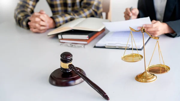 Üzletemberek és ügyvédek megbeszélik a szerződési papírokat az asztalnál. Jogi tanácsadás jogi szolgáltatások fogalma. — Stock Fotó