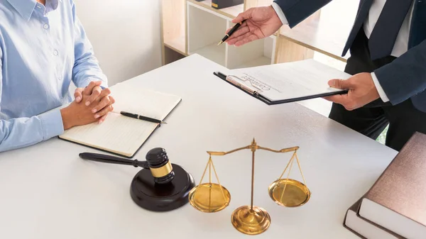Чоловік-адвокат або суддя консультуються з клієнтською перевіркою контрактних робіт рекомендують юридичні пропозиції, концепція юридичних послуг . — стокове фото