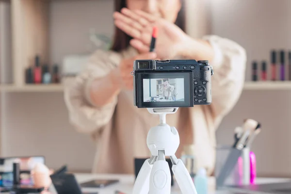 Mooie aziatische vrouw professionele schoonheid vlog of blogger aanwezig cosmetica en het toepassen van make-up in front camera voor het opnemen van video — Stockfoto