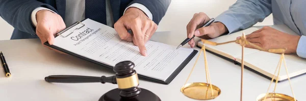 Adwokat przedstawia klientowi negocjowanie umowy Poważne konsultacje, Pojęcia prawa i usług prawnych. — Zdjęcie stockowe