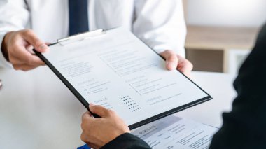 İş görüşmesi konsepti, takım elbiseli çekici aday iş görüşmeleri çalışanlara iş görüşmeleri için cevap veriyor