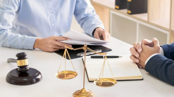 Чоловік-адвокат або суддя консультуються з клієнтською перевіркою контрактних робіт рекомендують юридичні пропозиції, концепція юридичних послуг . — стокове фото