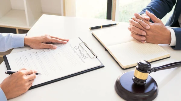 Asesoría legal presenta al cliente la negociación de un contrato Consultas serias, Conceptos de Derecho y Servicios Jurídicos . — Foto de Stock