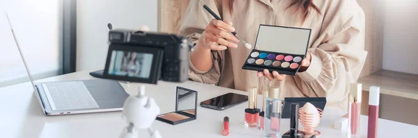 Hermosa mujer asiática profesional belleza vlog o blogger presente cosméticos y la aplicación de maquillaje en la cámara frontal para la grabación de vídeo — Foto de Stock