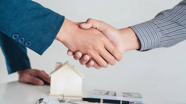 Huis ontwikkelaars en klant schudden hand na afwerking kopen of huren van onroerend goed voor overdracht recht van eigendom. — Stockfoto