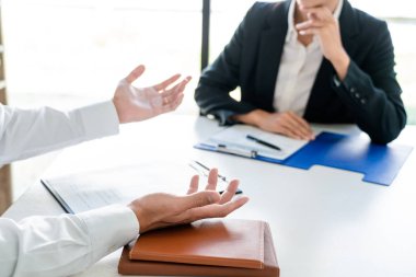 İş görüşmesi konsepti, takım elbiseli çekici aday iş görüşmeleri çalışanlara iş görüşmeleri için cevap veriyor