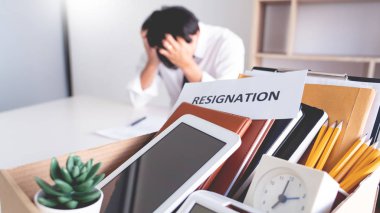 İstifa dilekçeleriyle işi bırakmayı ya da işten ayrılmayı, işsizliği, istifa etmeyi düşünen işçiler.